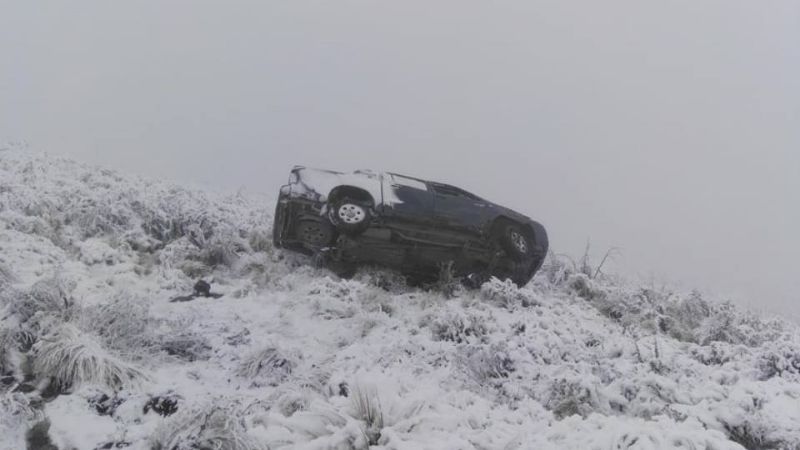 Iba llevando alimentos para los funcionarios varados en la montaña, y volcó