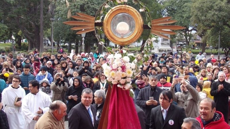 Cristo presente en la Eucaristía fue proclamado  públicamente por los catamarqueños