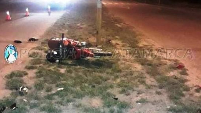 Motociclista chocó contra un poste de luz