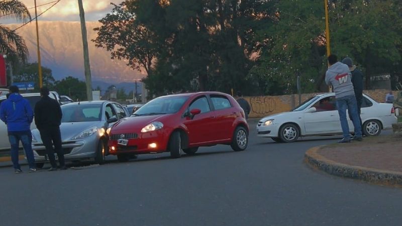 Tránsito complicado por un choque en la rotonda de Felipe Varela