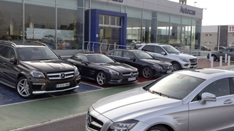 Fuertes descuentos en autos importados para atenuar suba del dólar