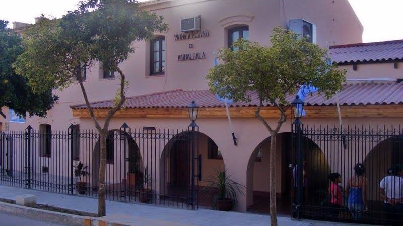 Cobran los municipales y becados de Andalgalá