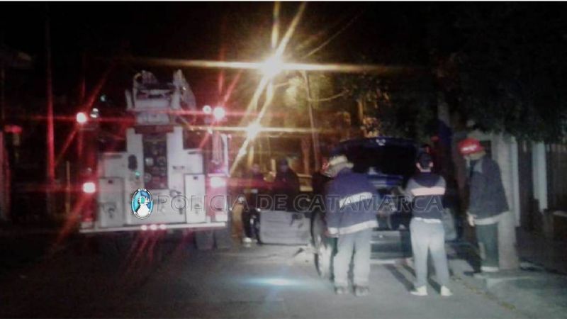 Se incendió un auto por problemas en el motor