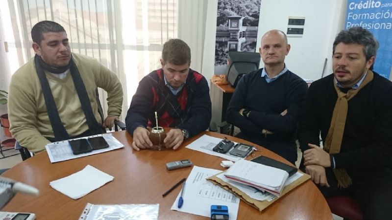 Buscan una solución por los despidos en Alpargatas