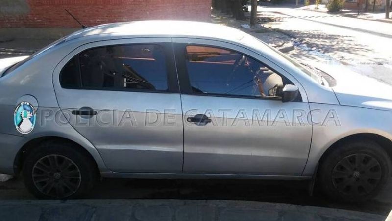 Mujer quiso atropellar a su ex y mordió a un policía