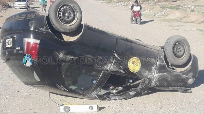Impresionante vuelco de un taxi en sur de la ciudad