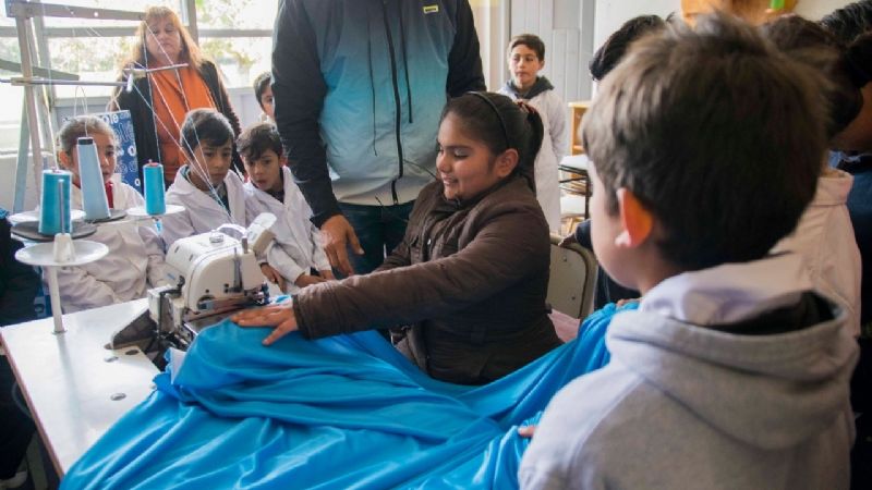 Escuelas de Fray Mamerto Esquiú confeccionaron la Bandera Argentina