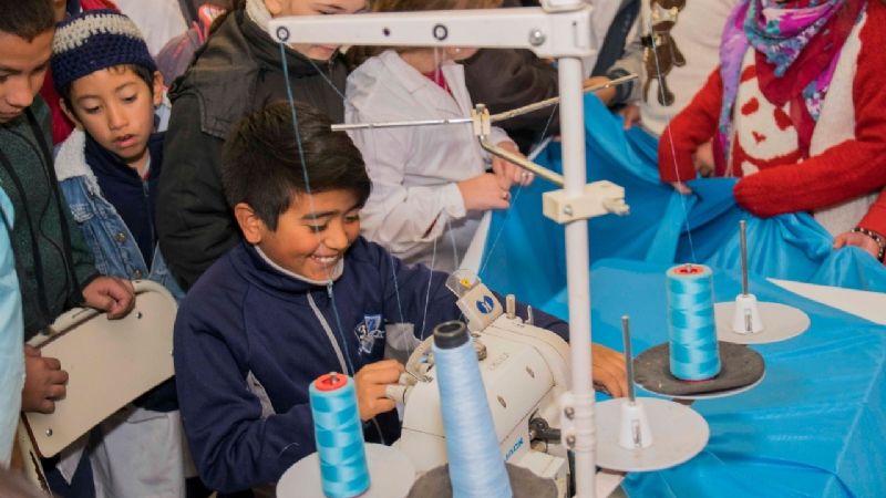 Escuelas de Fray Mamerto Esquiú confeccionaron la Bandera Argentina