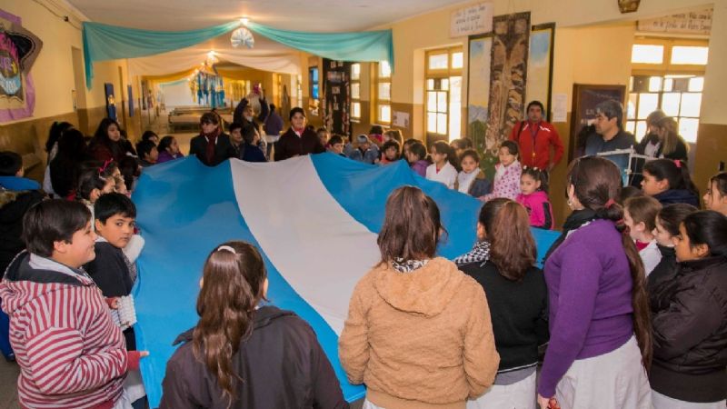 Escuelas de Fray Mamerto Esquiú confeccionaron la Bandera Argentina