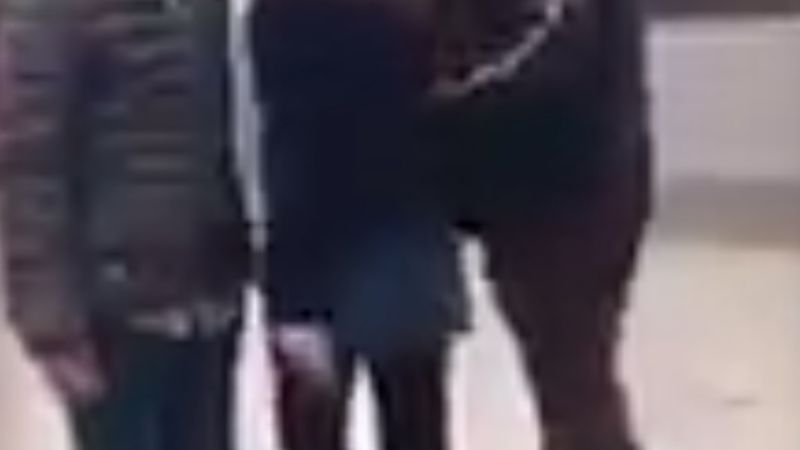 Llevó a una alumna a la dirección por tener un pañuelo verde