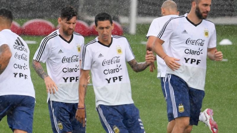 Sampaoli probó con Mascherano e Higuaín de titulares