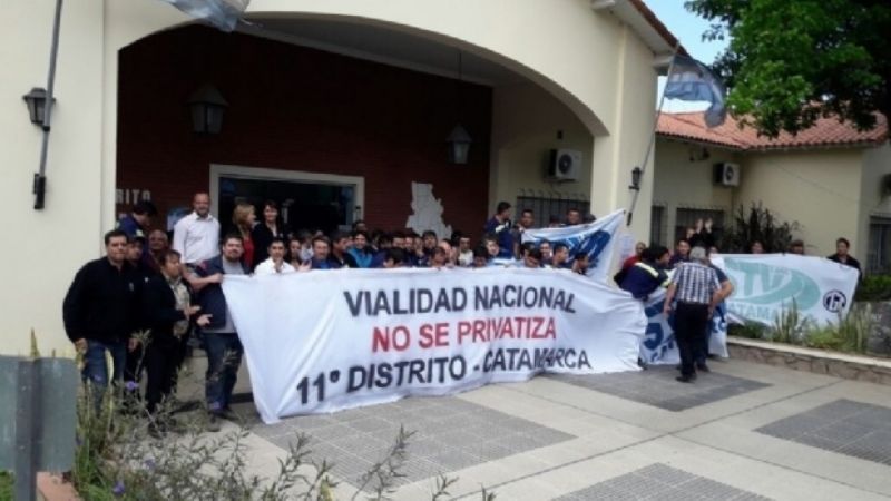 Protesta de empleados de Vialidad Nacional por los despidos