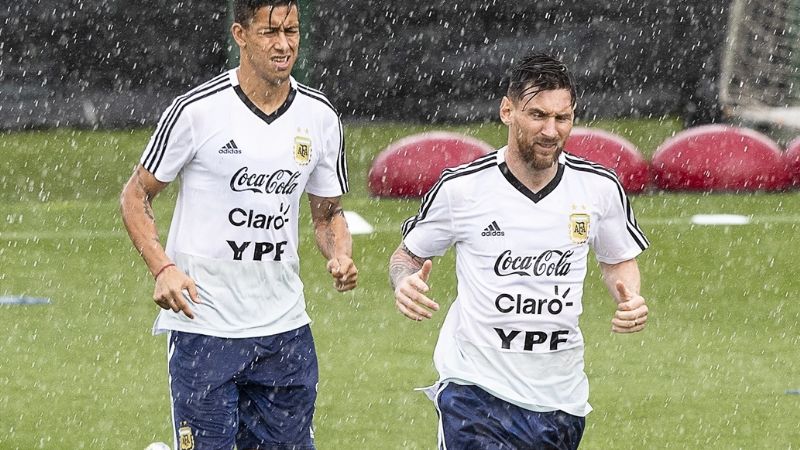 Meza iría por Lanzini en la Selección para el debut