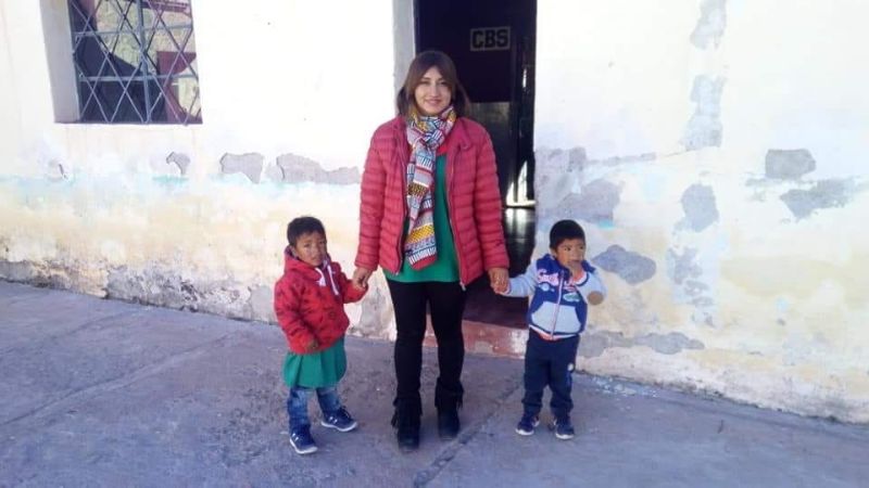 Padres llevan mobiliarios en burros para que sus hijos puedan estudiar