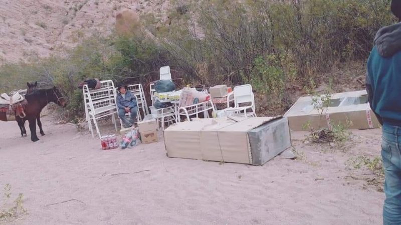 Padres llevan mobiliarios en burros para que sus hijos puedan estudiar