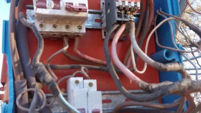 Destruyeron la caja de distribución de energía en Tinogasta