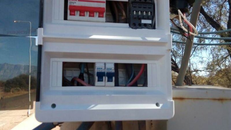 Destruyeron la caja de distribución de energía en Tinogasta