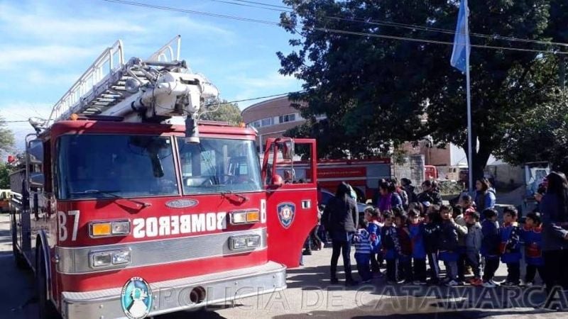 Bomberos recibieron la visita de alumnos y docentes de jardines de infantes