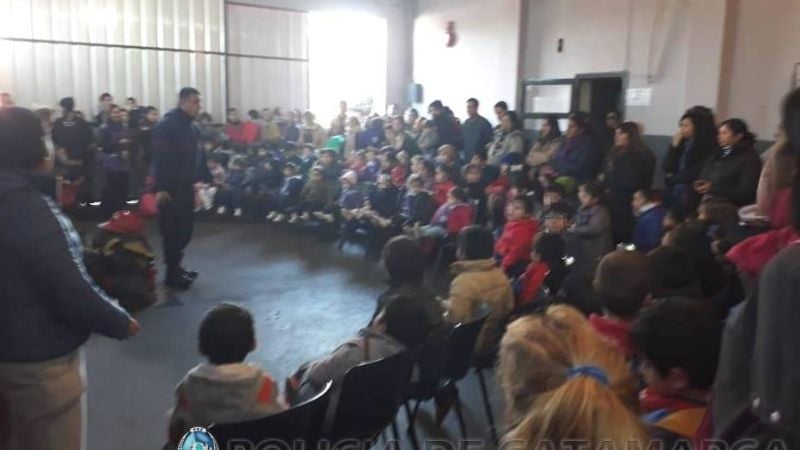 Bomberos recibieron la visita de alumnos y docentes de jardines de infantes