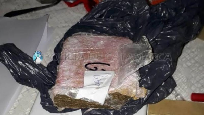 Secuestran más de medio kilo de marihuana, semillas y una moto