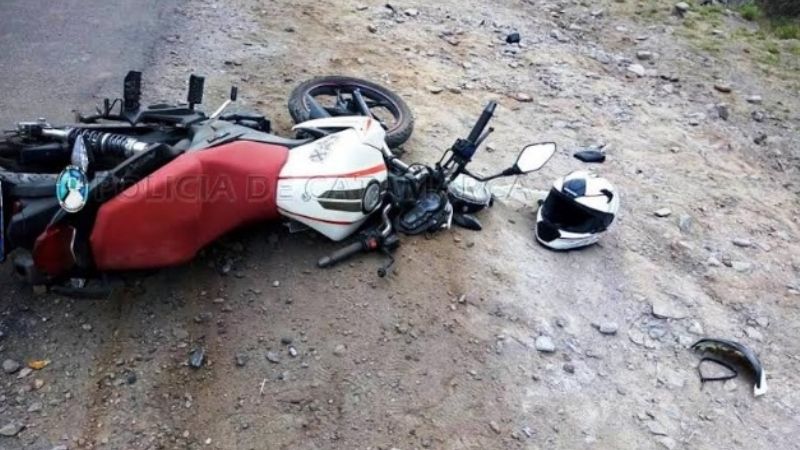 Chocó contra un poste del alumbrado público