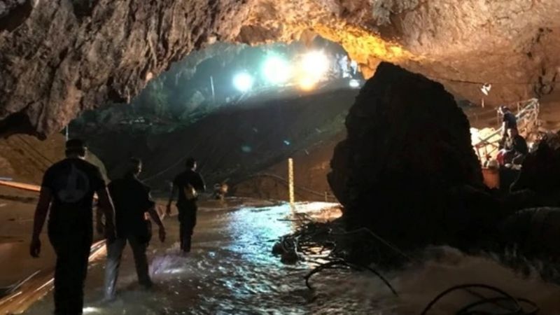 Solo un niño y el profesor quedan en la cueva tailandesa