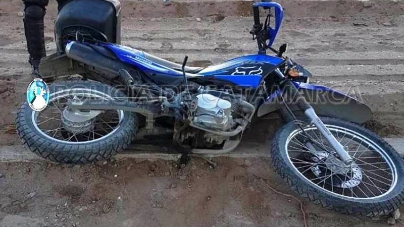 Sorprendieron a ladrones empujando una moto y se fugaron