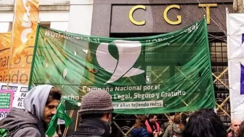 "Pañuelazo" a favor del aborto legal frente a la CGT