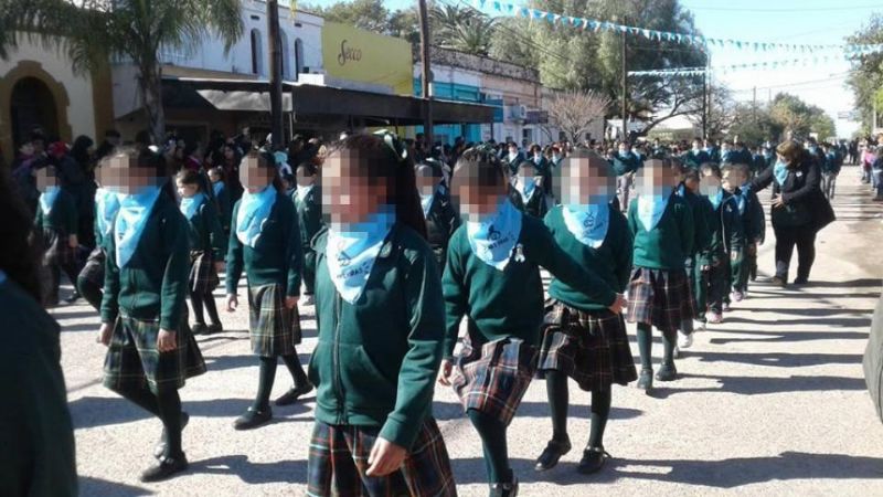 Alumnos marcharon al paso militar con el pañuelo celeste