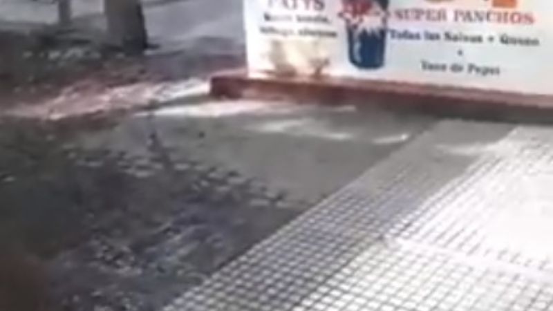 Derrame de aguas servidas en la peatonal