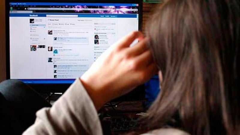 Acordaron por Facebook conocerse, ella viajó y él le robó