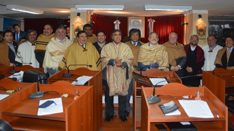 El poncho, prenda elegida por los senadores para la sesión