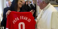 FANATICA de su Selección, hasta al Papa le regaló la 