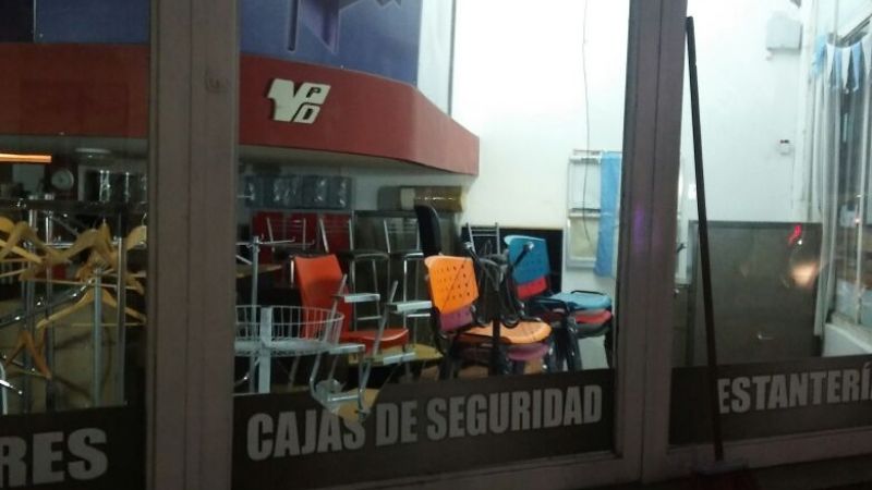 Jóvenes descontrolados rompieron vidrieras en el centro