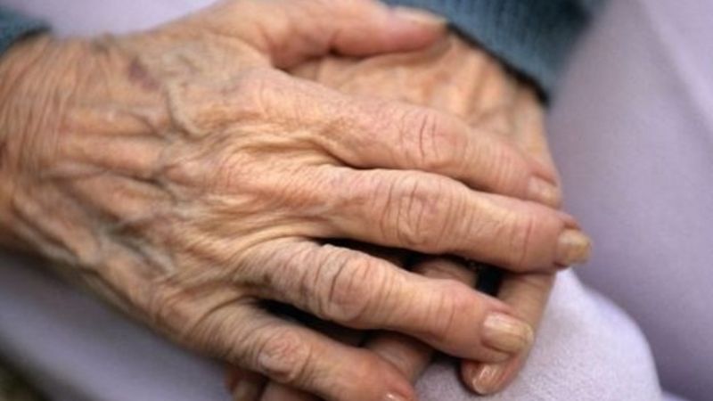 Policías asistieron a una abuela que se descompuso en la calle