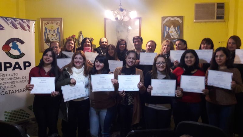 Entrega de certificados en Técnicas Parlamentarias a empleados del CD de Valle Viejo