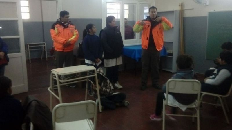 Defensa Civil capacitó a alumnos de la escuela de La Bajada