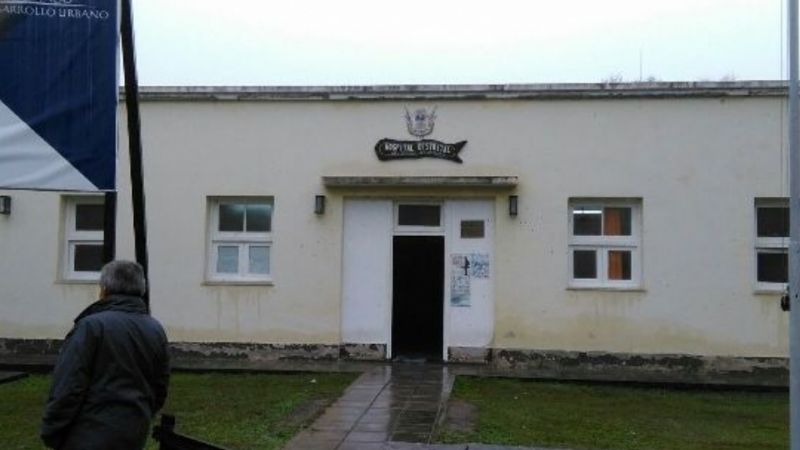 Quiso tirar la basura y cayó en un pozo