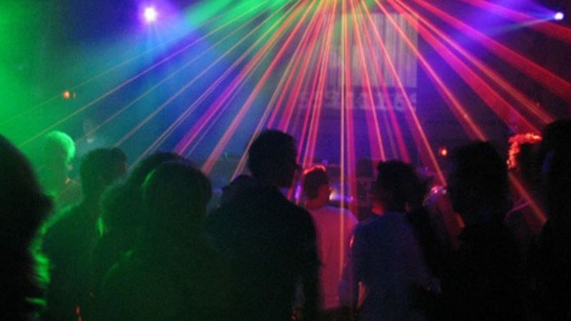 Un hombre golpeó a una mujer en un boliche