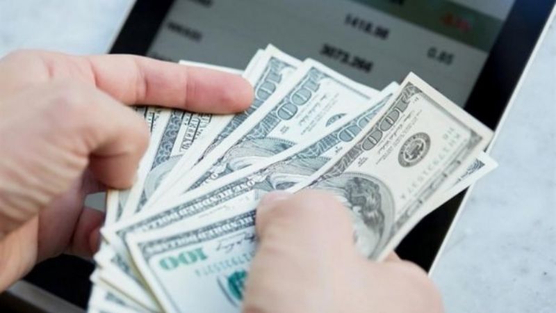 El dólar tuvo una leve suba, pero sigue por debajo de los 28 pesos