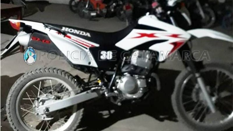 Escapó de los policías y dejó abandonada una moto