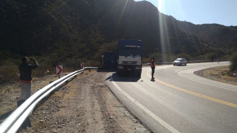 Volcó un acoplado en una curva de la ruta 60