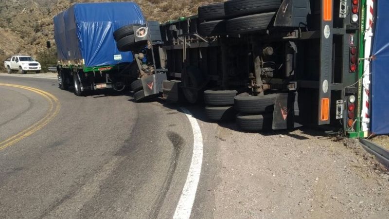 Volcó un acoplado en una curva de la ruta 60