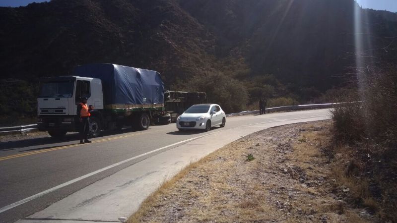 Volcó un acoplado en una curva de la ruta 60