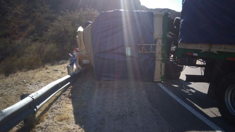 Volcó un acoplado en una curva de la ruta 60
