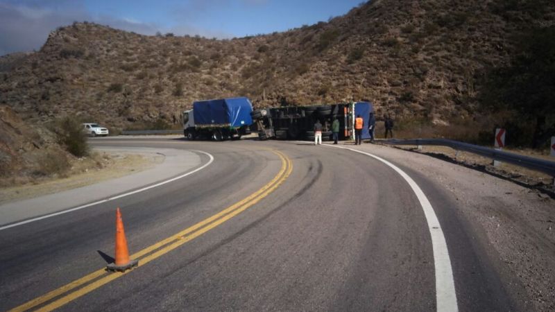 Volcó un acoplado en una curva de la ruta 60