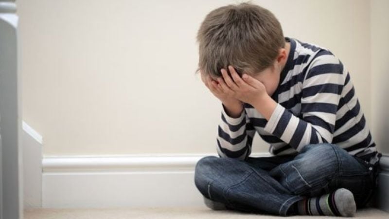 Niño implora que no lo dejen con su mamá