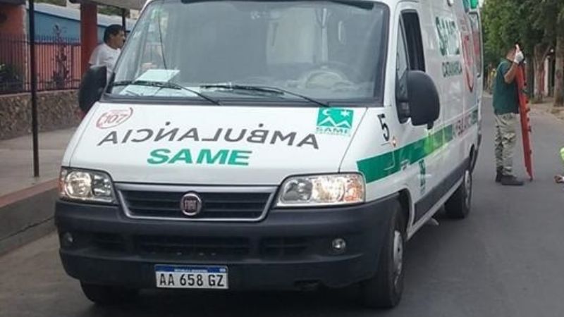 Un auto chocó con un colectivo y una pasajera terminó herida