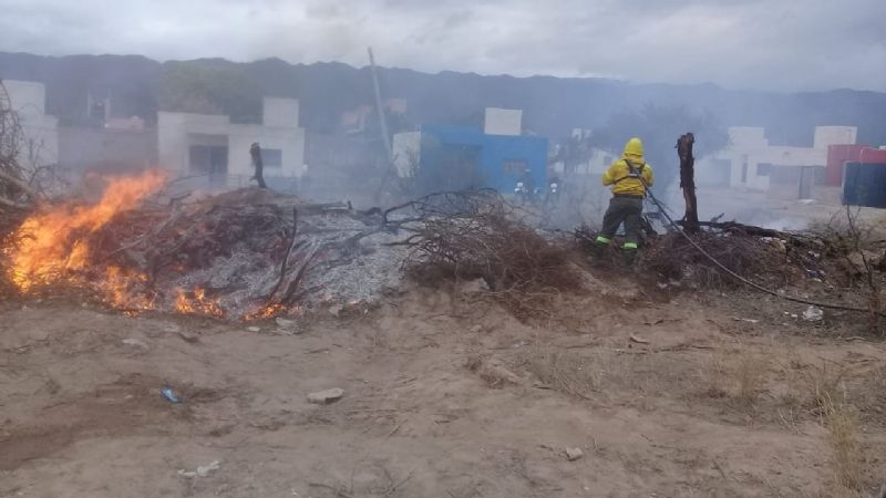 Brigadistas apagaron dos incendios intencionales