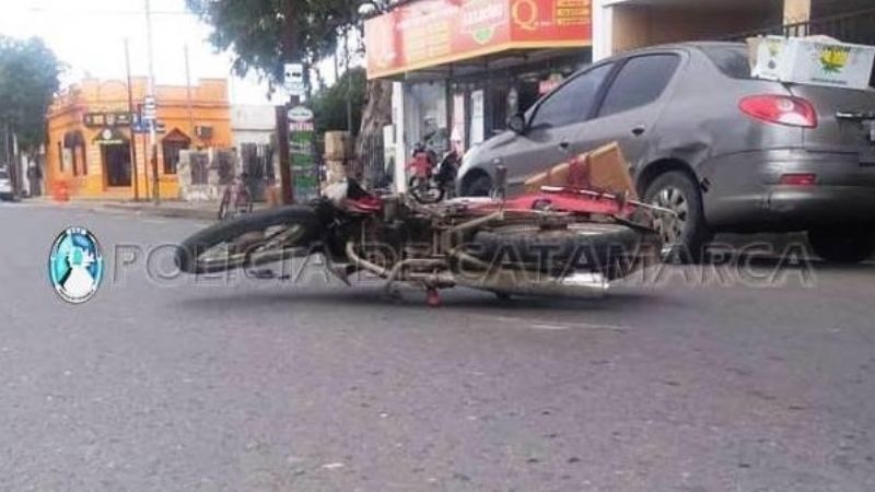 Abrió la puerta del auto cuando pasaba una moto